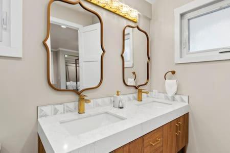 Champagne Taste Luxury In Hillcrest Holiday home