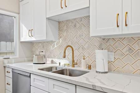 Champagne Taste Luxury In Hillcrest *