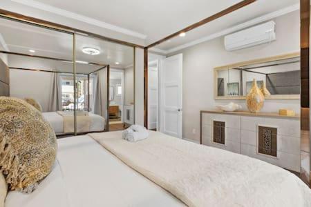 Champagne Taste Luxury In Hillcrest Holiday home San Diego